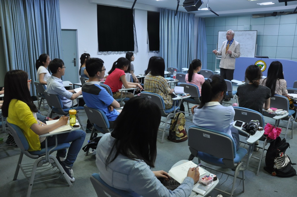 白俄罗斯明斯克国立语言大学Yuri V. Stulov教授来我院讲学